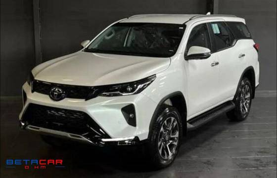 TOYOTA HILUX SW4 2.8 D-4D TURBO DIESEL SRX PLATINUM 7L 4X4 AUTOMÁTICO TOYOTA HILUX SW4 2.8 D-4D TURBO DIESEL SRX PLATINUM 7L 4X4 AUTOMÁTICO